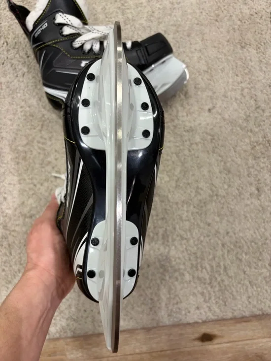 CCM Black and White Youth Ice Hockey Skates - Picture 7 of 8